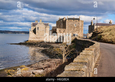 Fiume Forth e Castello di nerezza, West Lothian, Edimburgo, Scozia, Regno Unito Foto Stock