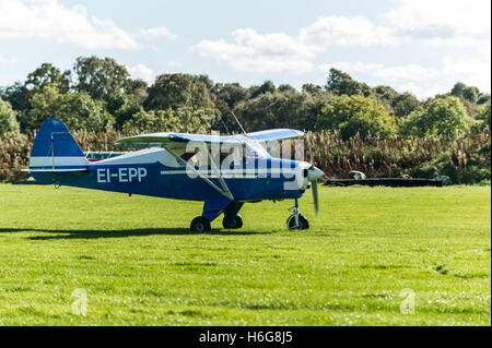 1960 Piper PA-22-160 Tri Pacer preparando aeromobile a decollo. Foto Stock