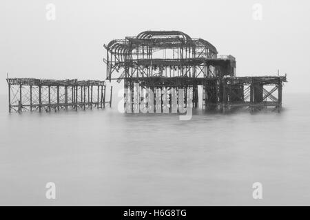 Fotografia in bianco e nero dei resti del molo Ovest di Brighton Sussex Regno Unito Foto Stock