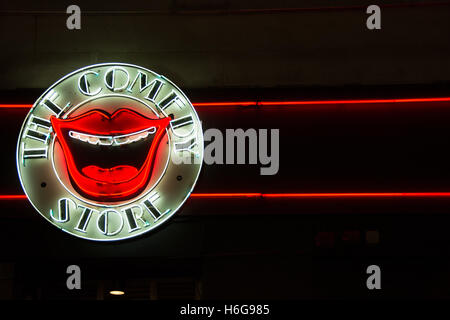 Un'enorme bocca al neon e le labbra all'esterno del Comedy Store su Oxendon Street nel West End di Londra, Regno Unito Foto Stock