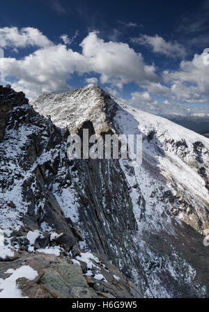 Montare Bierstadt in Colorado da vicino la montagna a dente di sega con ripida scogliera sul lato nord e la neve fresca Foto Stock