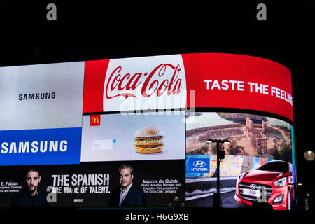 Cartello al neon Coca Cola, Piccadilly Circus, Londra, Inghilterra, Regno Unito Foto Stock