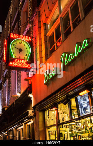 Bar Italia, Frith Street, Soho di Londra. Tradizionale e famosa caffetteria italiana segno e cafe Foto Stock