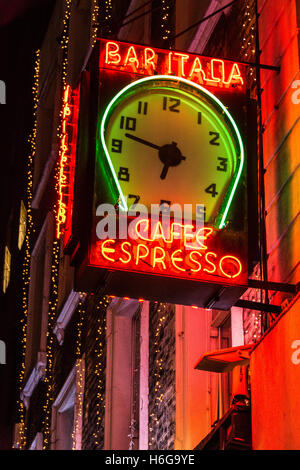 Il clock al di fuori dei Bar Italia, Frith Street, Soho di Londra. Tradizionale e famosa caffetteria italiana segno e cafe Foto Stock