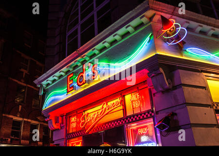 Di notte il neon esterno dell'ora-chiuso ed's Diner, Old Compton Street, Soho, nel West End di Londra, Inghilterra, Regno Unito Foto Stock