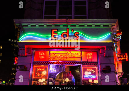 Esterno notturno al neon del fast food ed's Easy Diner, Old Compton Street, Soho, West End, Londra, Inghilterra, Regno Unito Foto Stock