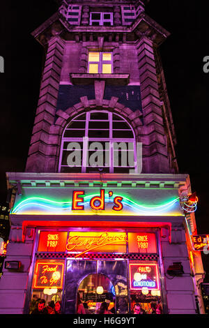 Esterno notturno al neon del fast food ed's Easy Diner, Old Compton Street, Soho, West End, Londra, Inghilterra, Regno Unito Foto Stock