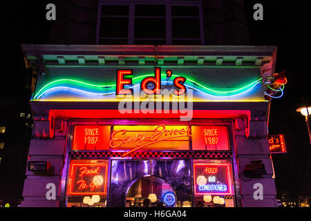 Di notte esterno al neon di Ed's Diner, Old Compton Street, Soho, nel West End di Londra, Inghilterra, Regno Unito Foto Stock