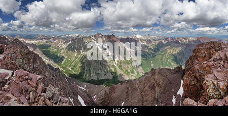 Panorama dalla vetta del Picco della piramide in Colorado compreso il 14ers i Maroon Bells Snowmass e picchi di Capitol Foto Stock