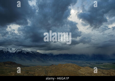 Una molla tempesta viene in su sulla Sierra orientale oltre Owens Valley Foto Stock