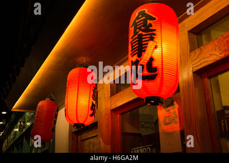 Lanterne giapponesi in poco Newport Street a Londra in area di Chinatown Foto Stock