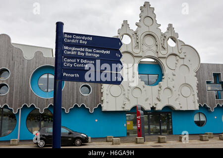 Segni di direzione al di fuori di BBC cymru wales roath bloccare studi di produzione porth teigr la baia di Cardiff Galles Regno Unito Foto Stock