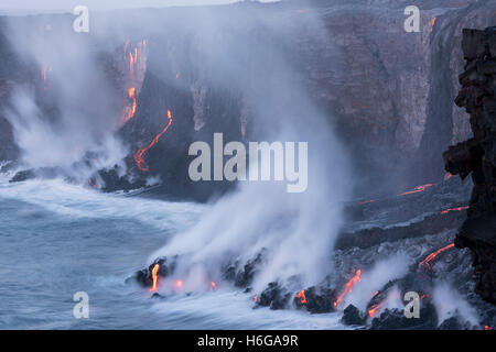 Hot lava dal vulcano Kilauea, fluisce sulle scogliere sul mare e attraverso tubi di lava nell'oceano, Parco Nazionale dei Vulcani delle Hawaii, STATI UNITI D'AMERICA Foto Stock