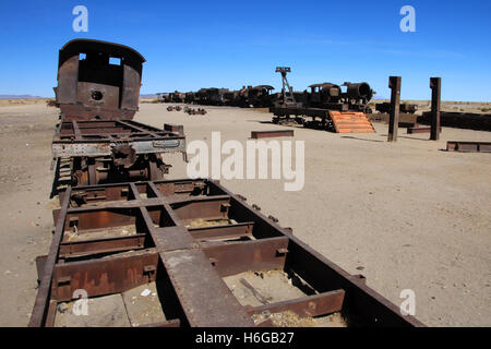 Cimitero di rusty di vecchi treni a Uyuni, Bolivia Foto Stock