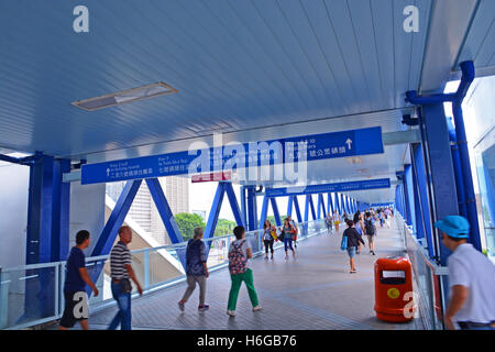 L'uomo po Street passerella, Central Pier, isola di Hong Kong, Cina Foto Stock