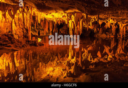 Stalattiti e stalagmiti con riflessioni a specchio stagno, Luray grotta, Virginia, Stati Uniti d'America Foto Stock