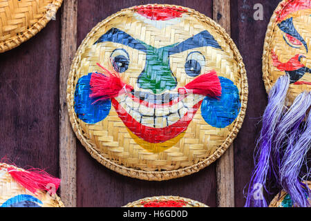 La maschera sfumata venduto per le strade di Hanoi Foto Stock