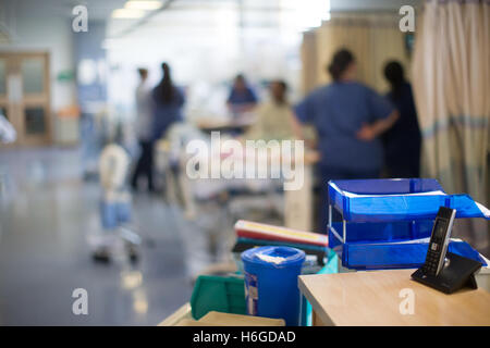 Foto di workstation in un ospedale con i pazienti e il personale in background Foto Stock