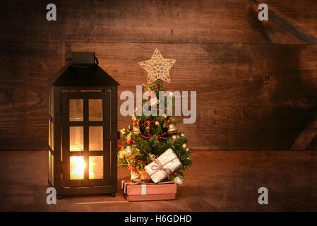 Mini albero di Natale con la lanterna Foto Stock