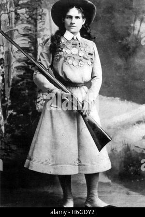 ANNIE OAKLEY (1860-1926) American sharpshooter circa 1885 Foto Stock