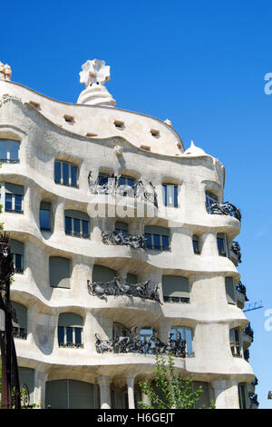Casa Milà, localmente noto come La Pedrera. Antoni Gaudís edificio modernista di Barcellona, in Catalogna, Spagna. Foto Stock