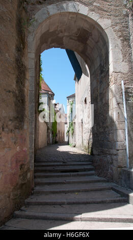 Vecchio passaggio in pietra con arco romanico a Semur en Auxois, Borgogna, Francia Foto Stock