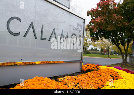 Un logo segno al di fuori della sede di Calamos Asset Management a Naperville, Illinois, il 15 ottobre 2016. Foto Stock