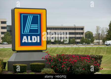 Un logo segno esterno della ALDI noi sede a Batavia, Illinois, il 15 ottobre 2016. Foto Stock