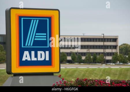 Un logo segno esterno della ALDI noi sede a Batavia, Illinois, il 15 ottobre 2016. Foto Stock