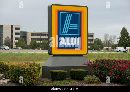 Un logo segno esterno della ALDI noi sede a Batavia, Illinois, il 15 ottobre 2016. Foto Stock