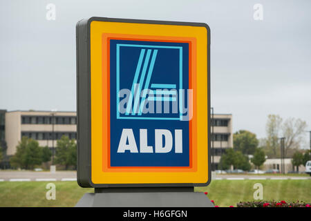 Un logo segno esterno della ALDI noi sede a Batavia, Illinois, il 15 ottobre 2016. Foto Stock