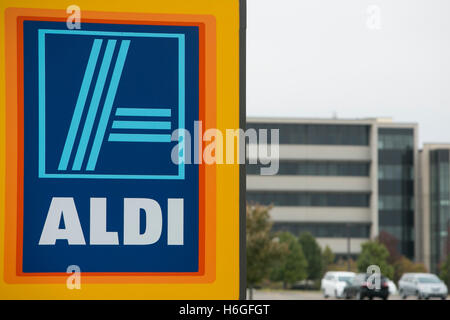 Un logo segno esterno della ALDI noi sede a Batavia, Illinois, il 15 ottobre 2016. Foto Stock