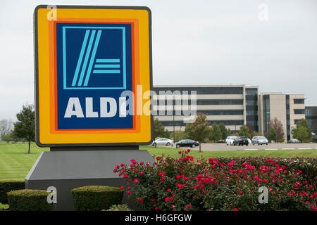 Un logo segno esterno della ALDI noi sede a Batavia, Illinois, il 15 ottobre 2016. Foto Stock