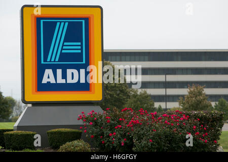 Un logo segno esterno della ALDI noi sede a Batavia, Illinois, il 15 ottobre 2016. Foto Stock