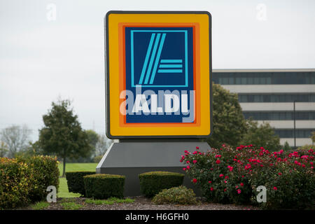 Un logo segno esterno della ALDI noi sede a Batavia, Illinois, il 15 ottobre 2016. Foto Stock