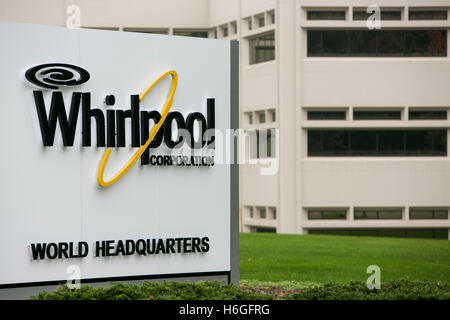 Un logo segno al di fuori della sede della Whirlpool Corporation di Benton Harbor, Michigan, il 16 ottobre 2016. Foto Stock