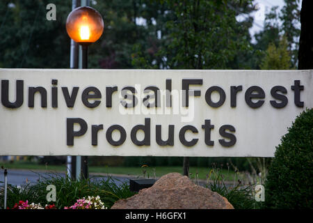 Un logo segno al di fuori della sede di universale i prodotti forestali in Grand Rapids, Michigan, il 16 ottobre 2016. Foto Stock