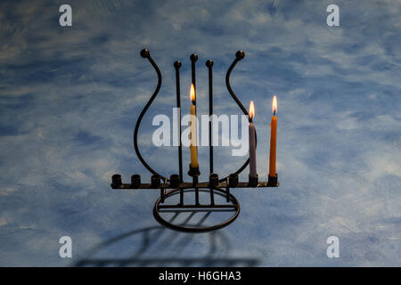 Secondo giorno di Hanukkah con ardente Hanukkah candele in Menorah Foto Stock