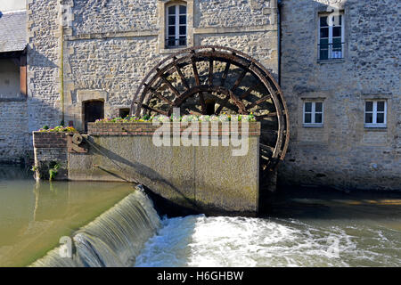 Ruota ad Acqua sul fiume Aure a Bayeux, un comune nel dipartimento di Calvados In Normandia nel nordovest della Francia Foto Stock