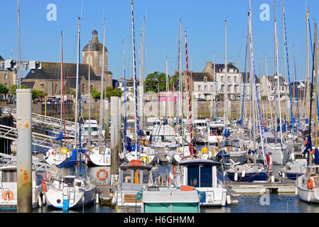 Il porto e la chiesa di San Pietro a Piriac-sur-Mer, un comune nel dipartimento Loire-Atlantique nella Francia occidentale Foto Stock