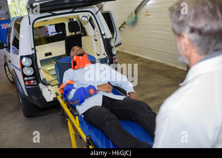 Il trasporto di un paziente Foto Stock