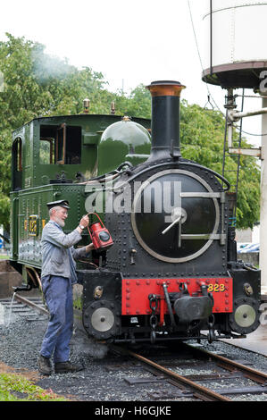Welshpool e Llanfair railway driver del motore che frequentano per la lubrificazione della contessa di Raven station,Welshpool, Galles Foto Stock