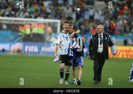 Maracana, Brasile, luglio 10, 2014 Lionel Messi Argentina migliori del mondo piede palla player essendo congratulato da suo allenatore in Foto Stock