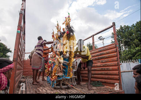 Carrello porta idolo di dea Durga durante una immersione processione al fiume Hoogly Babughat, Kolkata India Foto Stock