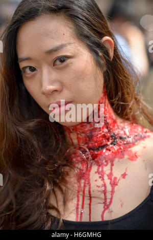 Sydney, Australia. 29 ott 2016. I partecipanti vestiti come zombie pongono durante il Sydney Zombie a piedi. Centinaia di persone si sono radunate oggi vestita come zombie per la sesta edizione del Sydney Zombie a piedi a sostegno di "Il cervello Foundation". Credito: Hugh Peterswald/Pacific Press/Alamy Live News Foto Stock