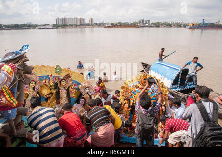 2016 ,Vijaya Dashami Dea Durga immersione mediante sollevamento fisico nel fiume hooghly a Babughat Kolkata West Bengal India Foto Stock