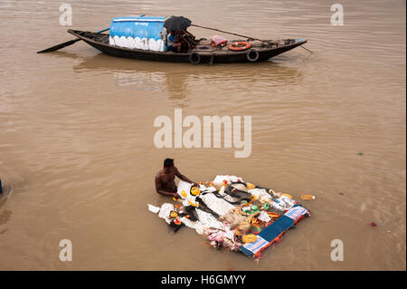 2016 ,Vijaya Dashami Dea Durga immersione mediante sollevamento fisico nel fiume hooghly a Babughat Kolkata West Bengal India Foto Stock