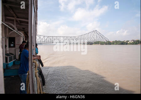 Traghetto trasporto in barca sul Fiume Hooghly quella di Howrah Bridge Kolkata West Bengal India Foto Stock