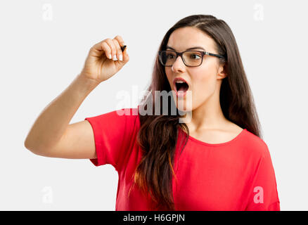 Stupito la donna a scrivere qualcosa su di un bordo di vetro, isolato su sfondo bianco Foto Stock