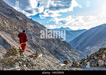 Rizong, India - Agosto 17, 2015: vista del monaco buddista in meditazione oltre il monastero di Rizong gorge. Foto Stock